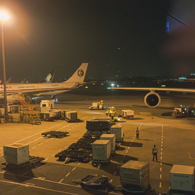 コンテナ待ちの飛行機の写真