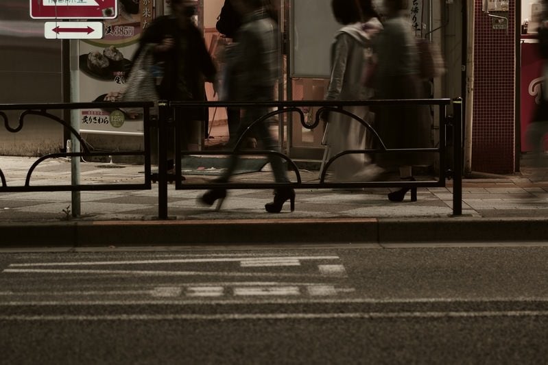 歩道を行き交う人々の足元の写真