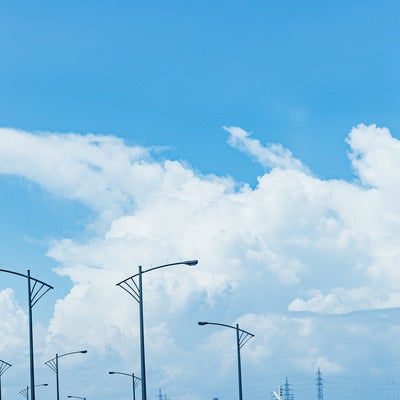 街灯と積乱雲の写真