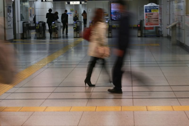 電車通勤（改札前）の写真