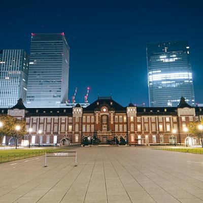 終電後、人がいない東京駅正面の写真