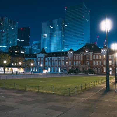 夜明け前の東京駅前（丸の内方面）の写真