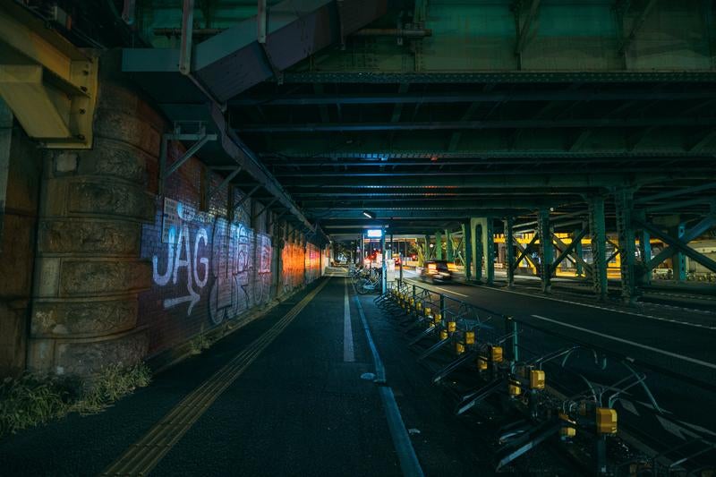 東京駅前の鉄道高架下の様子の写真