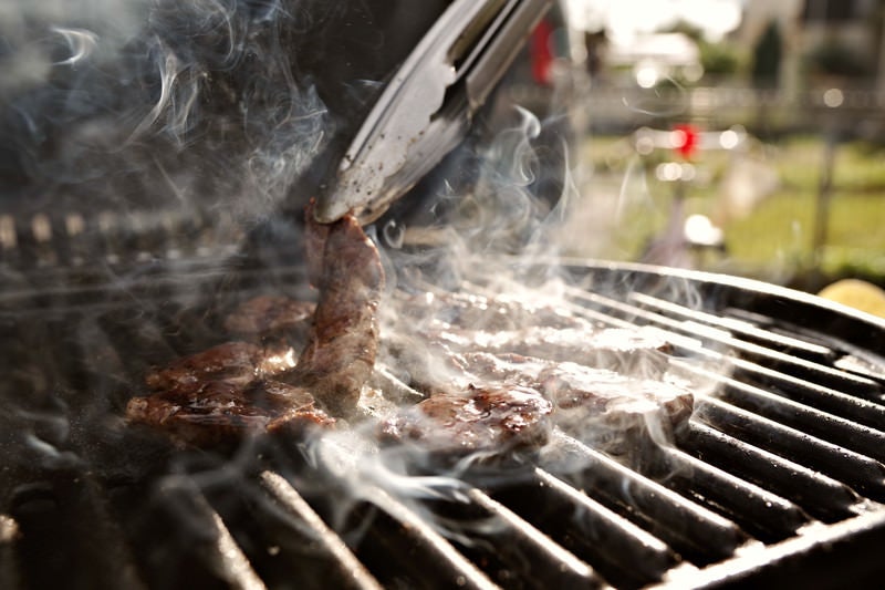 BBQでお肉を焼く様子の写真