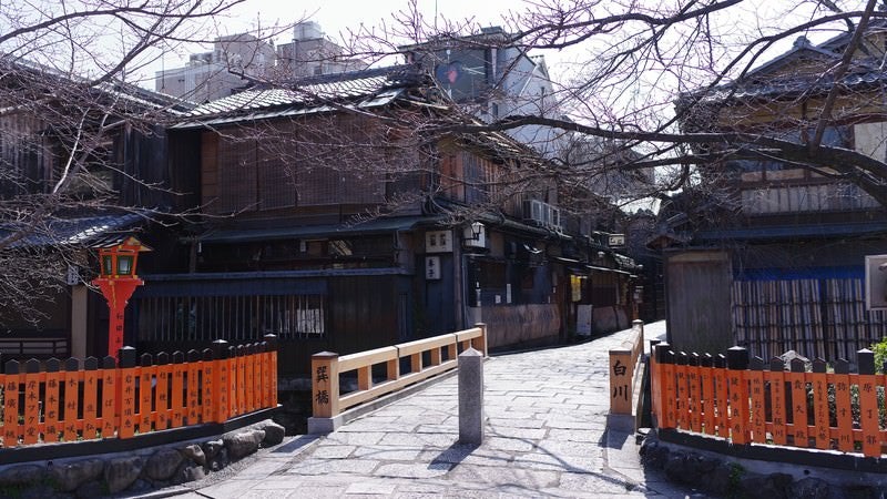 祇園の巽橋の様子の写真