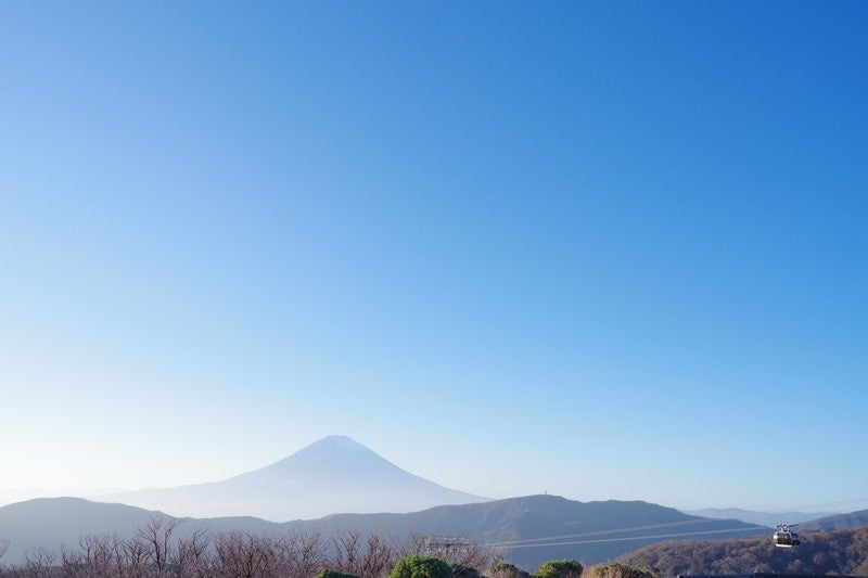 快晴の富士山とロープウェイの写真