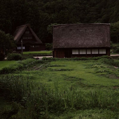 夕暮れ時の菅沼集落（富山県南砺市）の写真