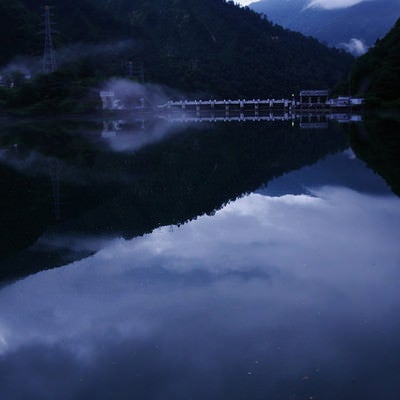 ダム湖に反射する空模様（富山県南砺市）の写真