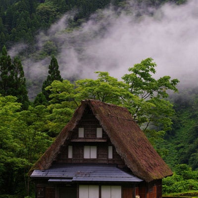 麓に佇む合掌造りの民家（富山県南砺市）の写真