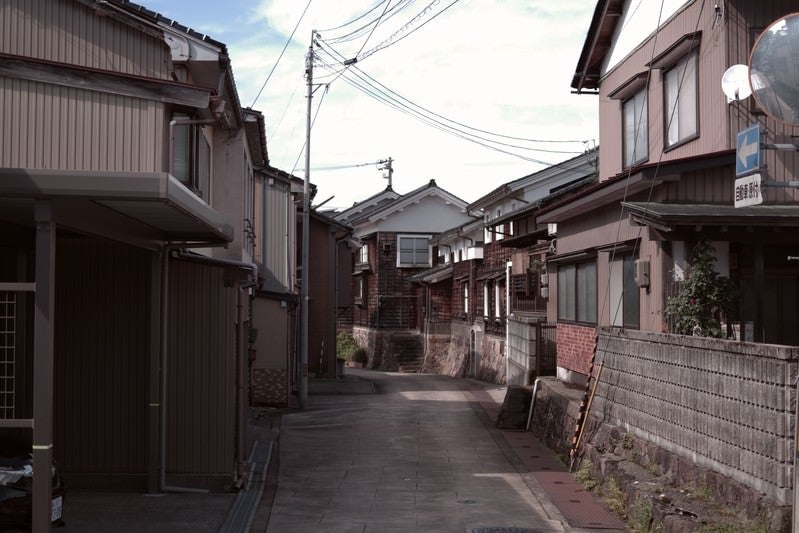 町を抜ける小路（富山県南砺市）の写真