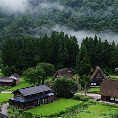 俯瞰して見る早朝の菅沼集落（富山県南砺市）の写真