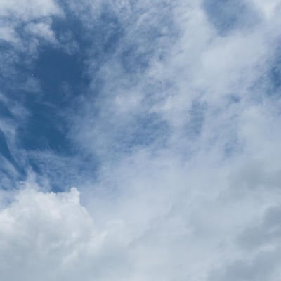 雲の量が多くなってきた空の写真