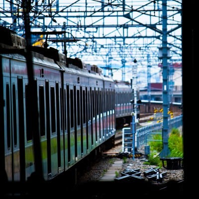 すれ違う電車の写真