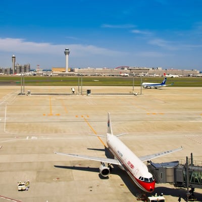 飛行機と滑走路の写真