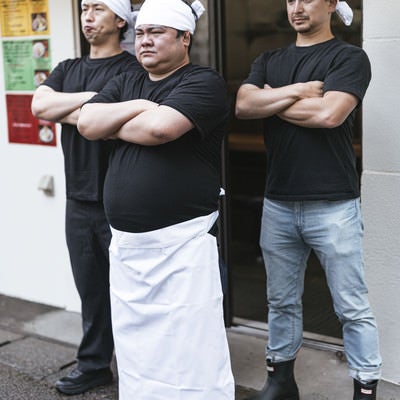 「準備中」の代わりにスタッフで代用するラーメン店の写真