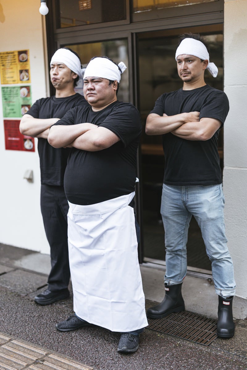 「準備中」の代わりにスタッフで代用するラーメン店の写真