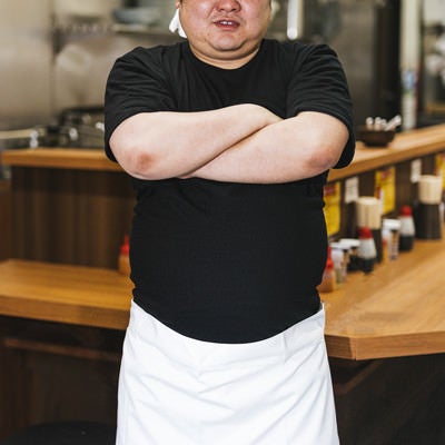 インタビューに応えるつけ麺屋店主の写真