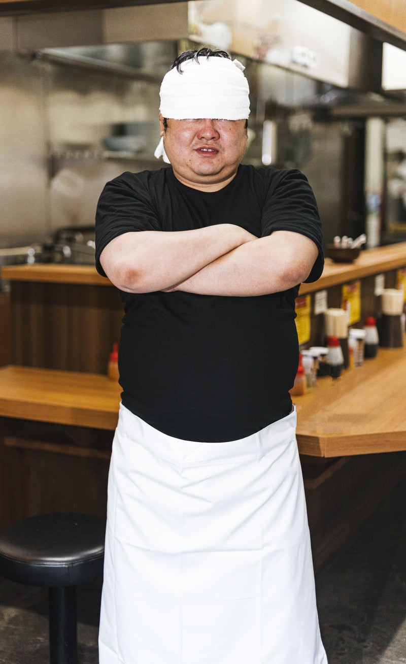 インタビューに応えるつけ麺屋店主の写真