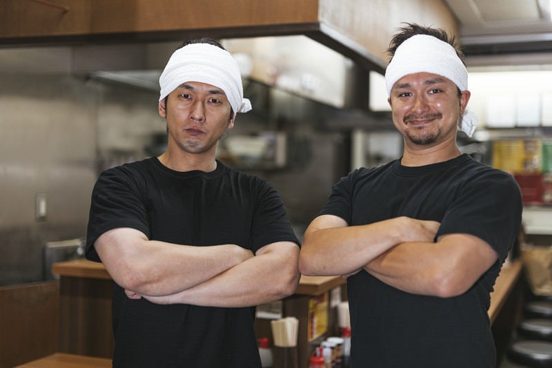 上腕を強調するラーメン店員の写真