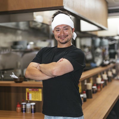 ラーメン屋で働くドイツ人ハーフの写真