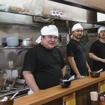 「麺の硬さと油の量は？」と確認してくる系のラーメン屋の店員の写真