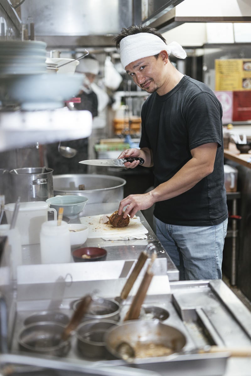 「ラーメン屋の厨房を任せられた外国人店員」の写真［モデル：Max_Ezaki］