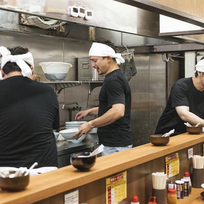 ラーメン屋で働く3人の店員の写真