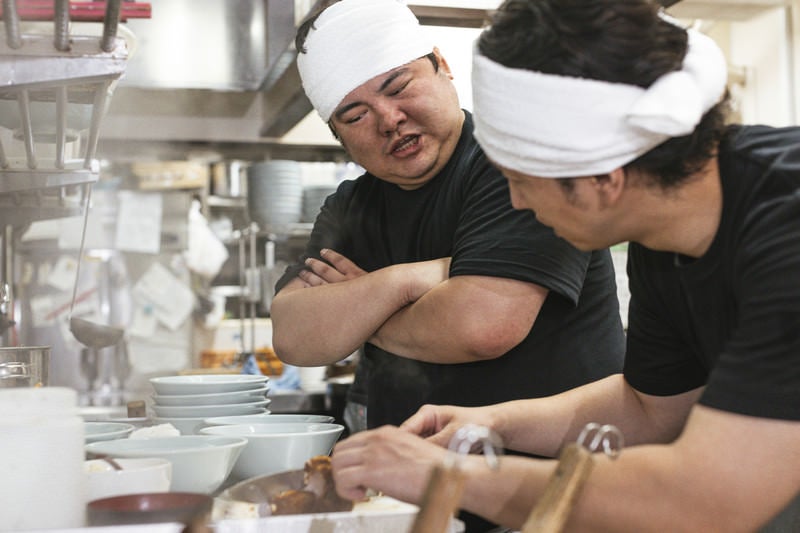 厨房でダメ出しをするラーメン一徹の写真