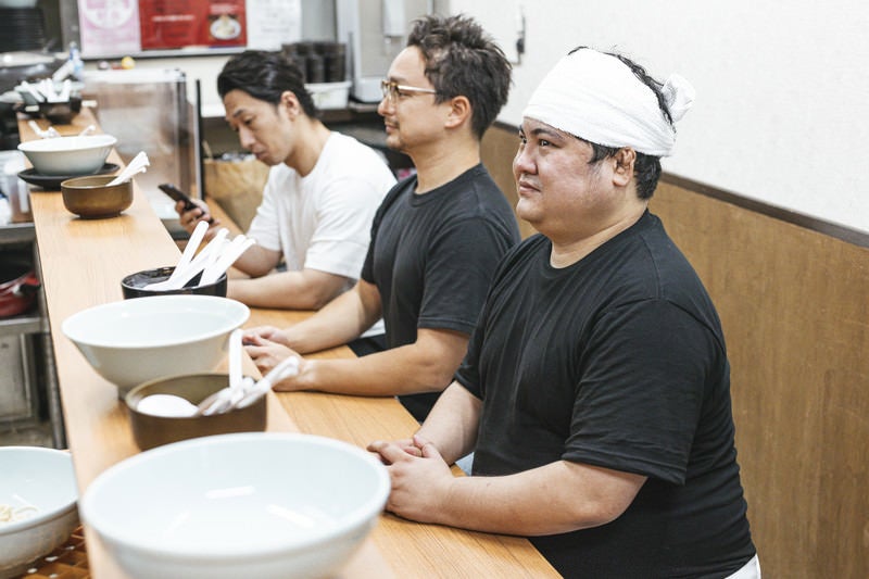 ラーメン屋店主風のコスプレをした客が紛れ込むの写真