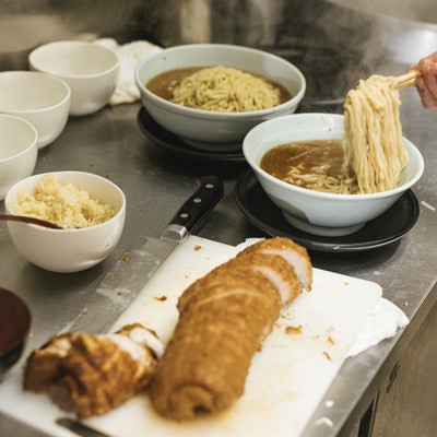 ラーメンどんぶりに麺をいれる様子の写真