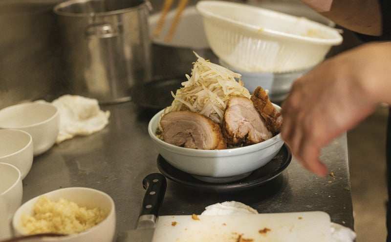 丼からはみ出る勢いの大ラーメンの写真