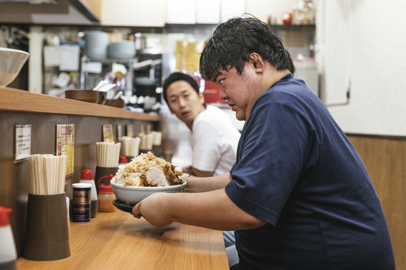 勢いでチョモランマ（ラーメン）を注文して後悔している客の写真