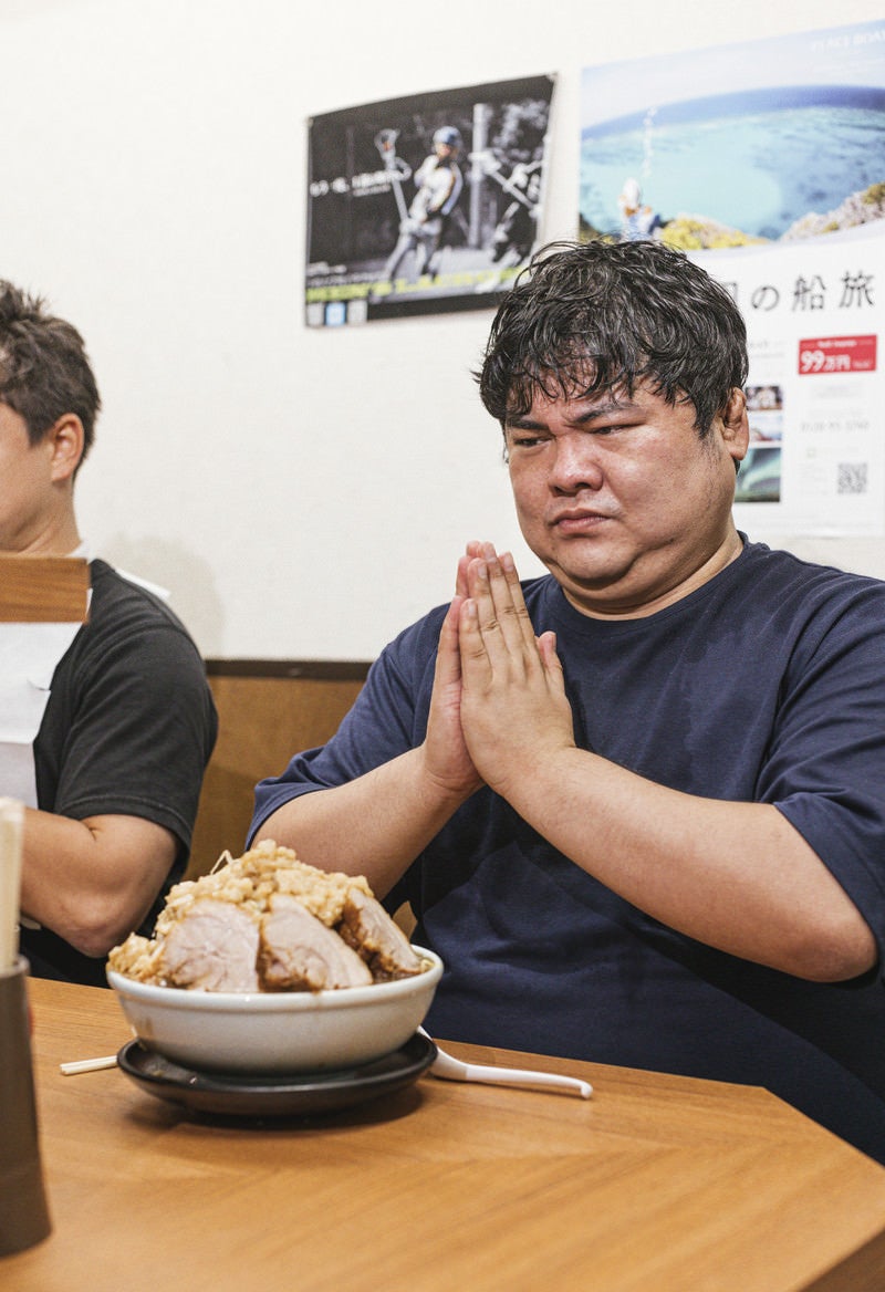 大ラーメン全部マシを拝む客の写真