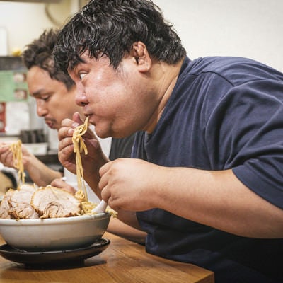 大ラーメンを爆食い男子の写真