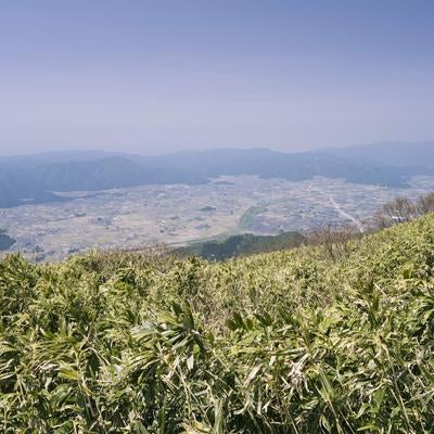 荒島岳から見下ろす越前大野の町の写真