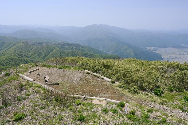 荒島岳山頂の休憩スペースの写真