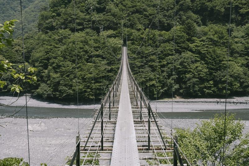 沼平へ向かう畑薙大吊橋の写真