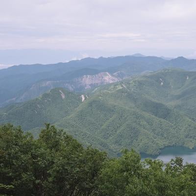 男体山から望む中倉山の写真