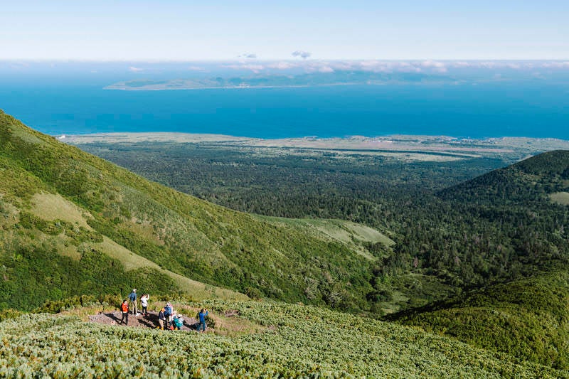 利尻山中腹から眺める礼文島の写真