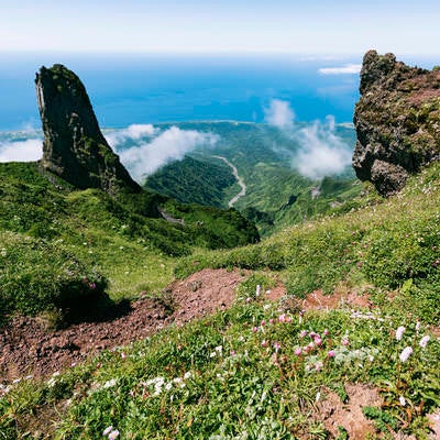 利尻山山頂から見るローソク岩の写真