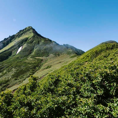 利尻山山頂へ続く稜線の写真