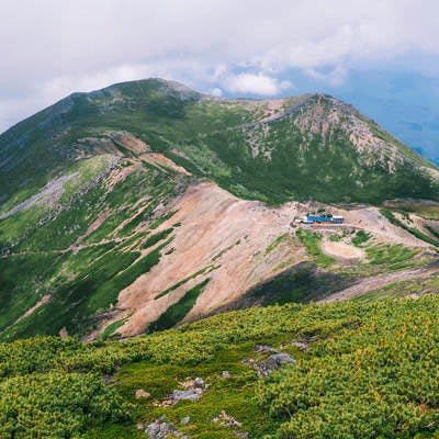 五ノ池小屋と継子岳の写真