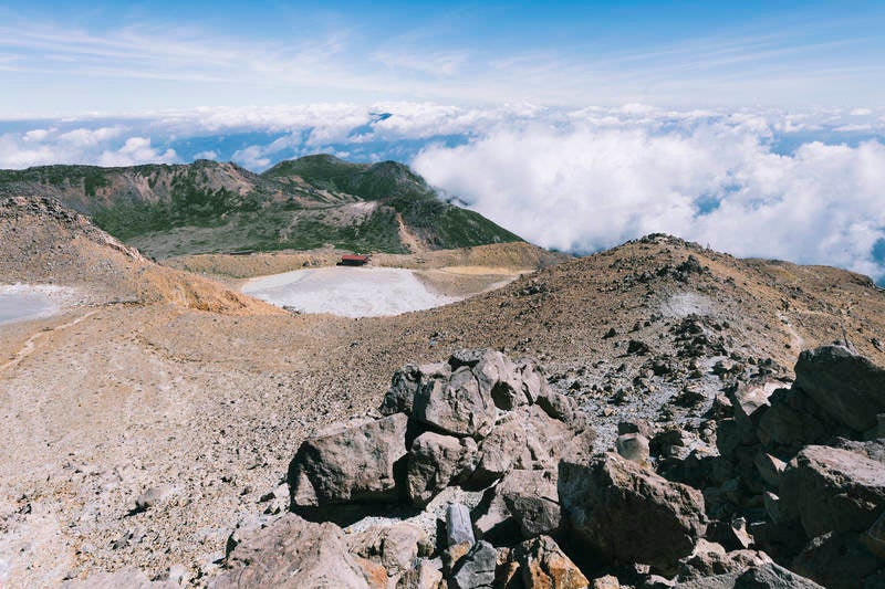 御嶽山山頂から見下ろす二ノ池の写真