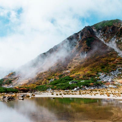 雲が行きかう濃ヶ池の写真