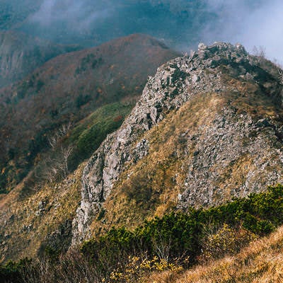 雨飾山山頂から見下ろす岩山の写真