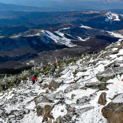 蓼科山山頂へと登ってゆく登山者の写真