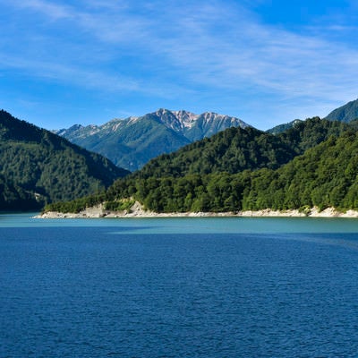 黒部湖の向こうに目る赤牛岳（立山）の写真