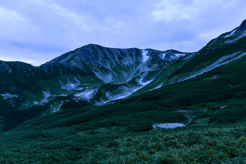 夜明けの光を待つ劒沢（剱岳）の写真