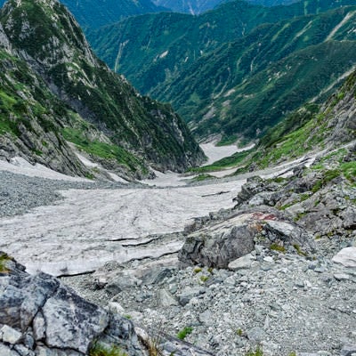 足を滑らせたら止まりそうもない急峻な斜面（剱岳）の写真