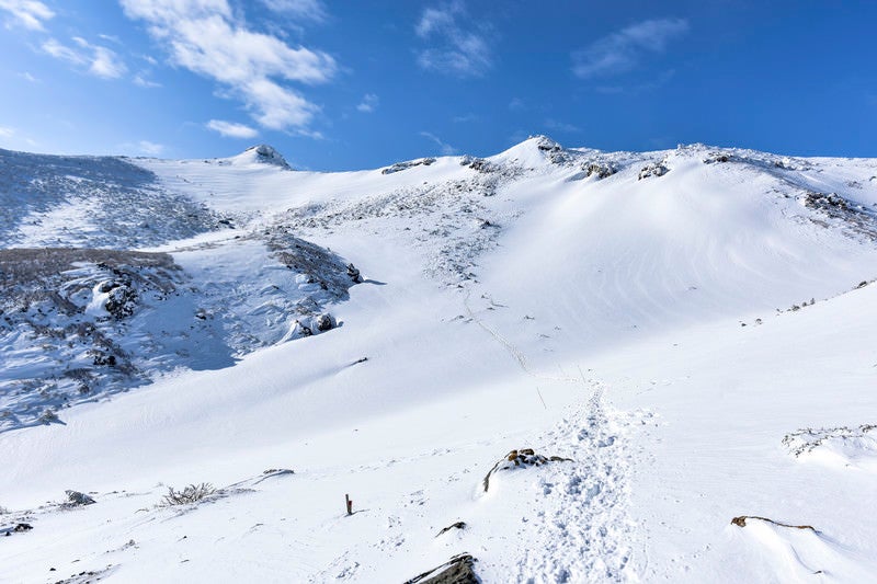 安達太良山山頂へと続く道の写真